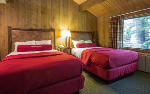 A bed or beds in a room at Glacier Bay Lodge