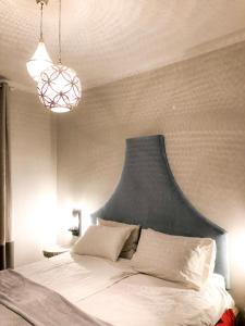 Säng eller sängar i ett rum på Cavalese Mountain Luxury Apartment