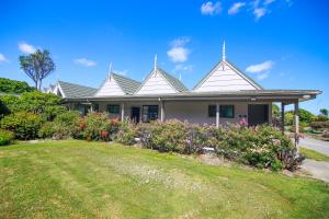 a house with a lawn in front of it at Bulls Motel & Holiday Park in Bulls