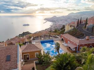 una vista aérea de una villa con vistas al agua en Palheiro Village - Golf, Gardens & Spa, en Funchal