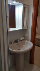 Solarino的住宿－A casa di Pamy，浴室设有白色水槽和镜子