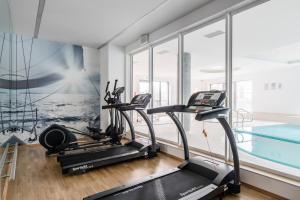siłownia z 2 bieżniami i basenem w obiekcie Marinus Apartments SPA - with pool and sauna w Gdańsku