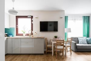 Telewizja i/lub zestaw kina domowego w obiekcie Marinus Apartments SPA - with pool and sauna