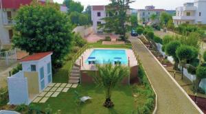 una vista aérea de una casa con piscina en La Dimora Accommodation, en Bari