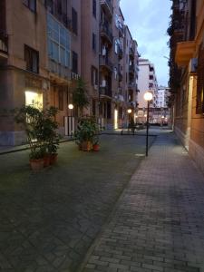 una calle vacía en una ciudad por la noche en Palermo Inn Suite, en Palermo
