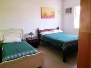 una camera con due letti e una finestra di Residencial Marilis a Palhoça