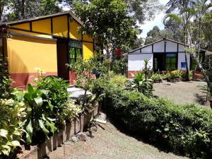 ein Haus mit einem gelben in der Unterkunft Cabañas La Honda in Guatapé