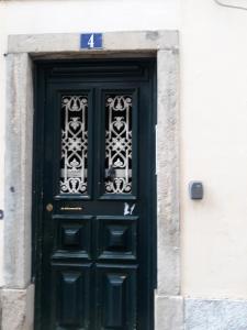 リスボンにあるLovely flat in Adamastorの白い建物の緑の扉