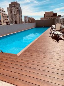 een zwembad op het dak van een gebouw bij Palermo Medrano Studio Suits in Buenos Aires