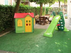 un parque infantil con tobogán y una casa de juguetes en Hotel Pierina en Castrocaro Terme