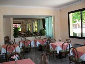 comedor con mesas, sillas y espejo en Hotel Pierina en Castrocaro Terme