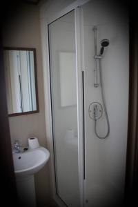 un bagno con doccia e lavandino di 3 Bed Static Caravan @ Hoburne Devon Bay a Paignton