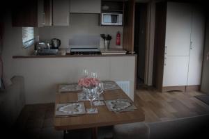 Cucina o angolo cottura di 3 Bed Static Caravan @ Hoburne Devon Bay
