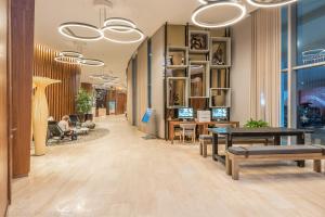 einen Flur mit Tischen und Bänken in einem Laden in der Unterkunft Private Ocean Condos at Hyde Beach Resort & Residences in Hollywood
