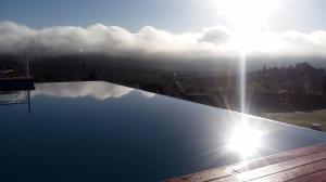 una gran piscina con el sol en el cielo en Cabañas Altos del Nagual en Valle Hermoso