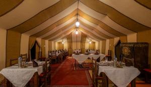 En restaurant eller et andet spisested på Merzouga Luxury Bivouac