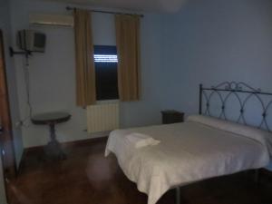 מיטה או מיטות בחדר ב-Hostal Rest. Campoabierto