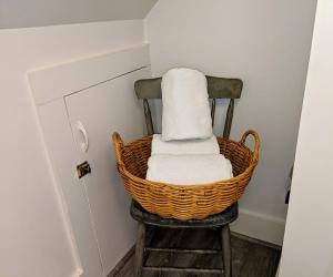 una cesta de mimbre sentada en una silla en una habitación en Elms of Camden, en Camden