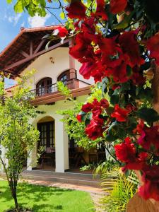 ein Haus mit roten Blumen davor in der Unterkunft Hotel Boutique La Casa de Margarita in Cochabamba