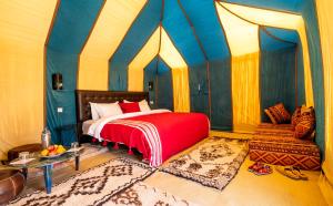 En eller flere senge i et værelse på Merzouga Luxury Bivouac