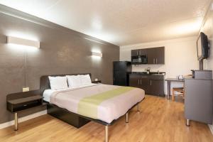 une chambre d'hôtel avec un lit et une cuisine dans l'établissement Studio 6-Fort Worth, TX - West Medical Center, à White Settlement