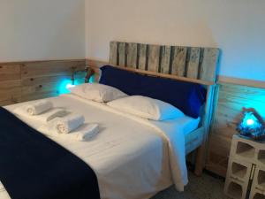 una camera da letto con un letto con luci blu di Guesthouse Ca'Artù a Pozo Izquierdo