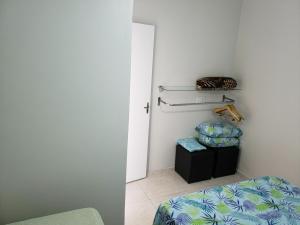 a room with a room with a bed and a door at Apartamento Cabo Frio in Cabo Frio