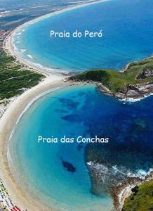 an aerial view of a beach and the ocean at Apartamento Cabo Frio in Cabo Frio