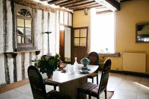 La Vieille Foulonnière : Chambres d'hôtes & Permaculture的电视和/或娱乐中心