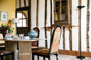 La Vieille Foulonnière : Chambres d'hôtes & Permaculture的休息区