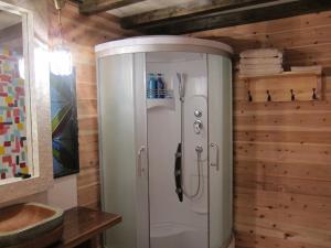 岡山市にあるLoft & Log Houseの木製の壁のバスルーム(白い冷蔵庫付)