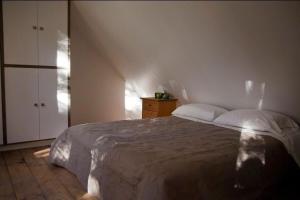 sypialnia z dużym łóżkiem z białymi poduszkami w obiekcie Le Cocon Orford Domaine Cheribourg w mieście Magog-Orford