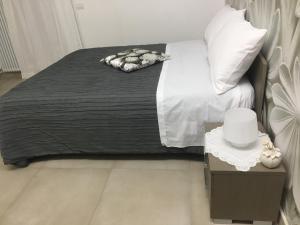 A bed or beds in a room at PEPPE'S HOME Luxury and relax apartament