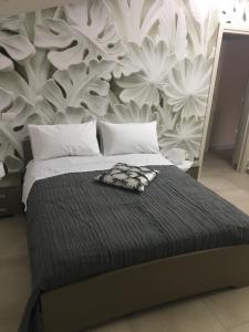A bed or beds in a room at PEPPE'S HOME Luxury and relax apartament