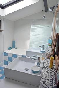 2 Waschbecken im Bad mit blauen und weißen Fliesen in der Unterkunft Atlantikoa in Bassussarry