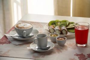un tavolo con due tazze di caffè e piatti di cibo di La Collegiata Guest House a Catania