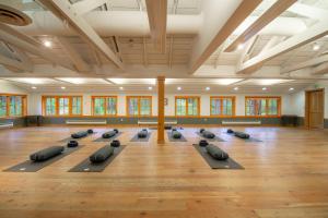 - un cours de yoga avec de nombreux oreillers en chambre dans l'établissement Sleeping Lady Mountain Resort, à Leavenworth