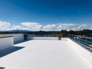 a large deck with a view of the water at Apto vista al Embalse, Balcón, Restaurantes, Bares in Guatapé