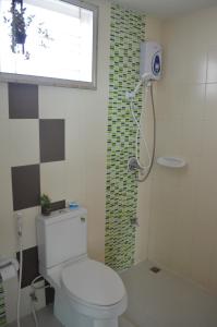 Un baño con inodoro y ducha con ventana. en Modern room at Sabai Sabai Homestay Ayutthaya, en Phra Nakhon Si Ayutthaya 41 fotos más