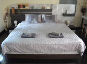 Una cama blanca grande con dos almohadas encima. en Modern room at Sabai Sabai Homestay Ayutthaya, en Phra Nakhon Si Ayutthaya