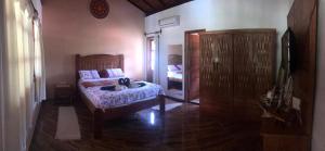 een slaapkamer met een bed met een hond erop bij Sitio damasio. Casas em Arraial d'Ajuda in Arraial d'Ajuda +83 foto's