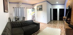 een woonkamer met een bank en een tafel bij Sitio damasio. Casas em Arraial d'Ajuda in Arraial d'Ajuda