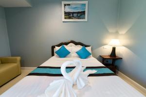 三克拉布里的住宿－Wangka Resort，一间卧室配有一张带两条白色毛巾的床