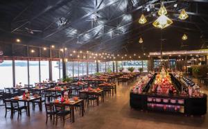 En restaurang eller annat matställe på Diamond Bay Resort & Spa