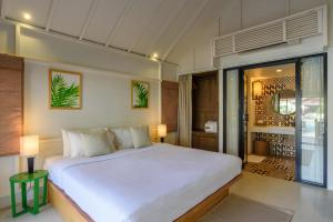 Postel nebo postele na pokoji v ubytování Paradise Beach Resort, Koh Samui - SHA Extra Plus