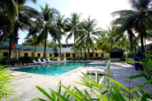 een zwembad met palmbomen en ligstoelen bij Redang Bay Resort in Redang Island