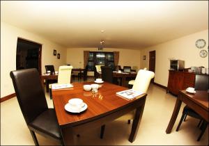 - une salle à manger avec une table et des chaises en bois dans l'établissement All the Twos Lodge, à Clifden