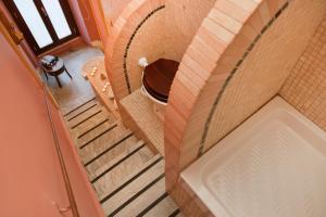 a staircase with a toilet and a tub in a bathroom at Palazzo Maggiore in Tivoli