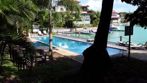 בריכת השחייה שנמצאת ב-Eden Island luxury apartment sea view או באזור