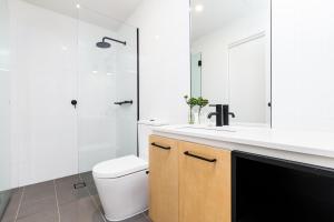 La salle de bains est pourvue de toilettes, d'un lavabo et d'une douche. dans l'établissement Saint Domain, à Melbourne